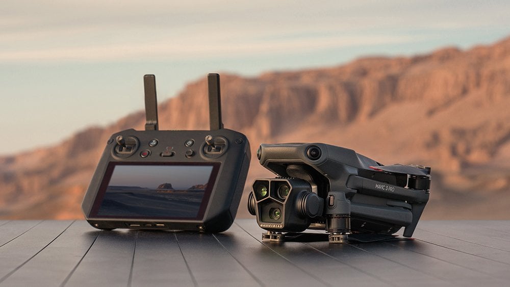 DJI Mavic 3 Pro Geniş Açılı Lens[9] 108 ° süper genişlikte FOV sunmak ve her karede daha fazlasını yakalamak için Mavic 3 Pro Hasselblad kamera ile uyumludur.